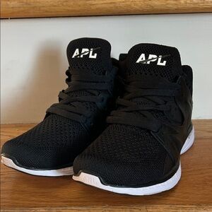 APL Ascend 5.5 women’s black athletic shoes
